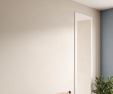 Parete interna con pittura traspirante e finitura opaca in un appartamento moderno